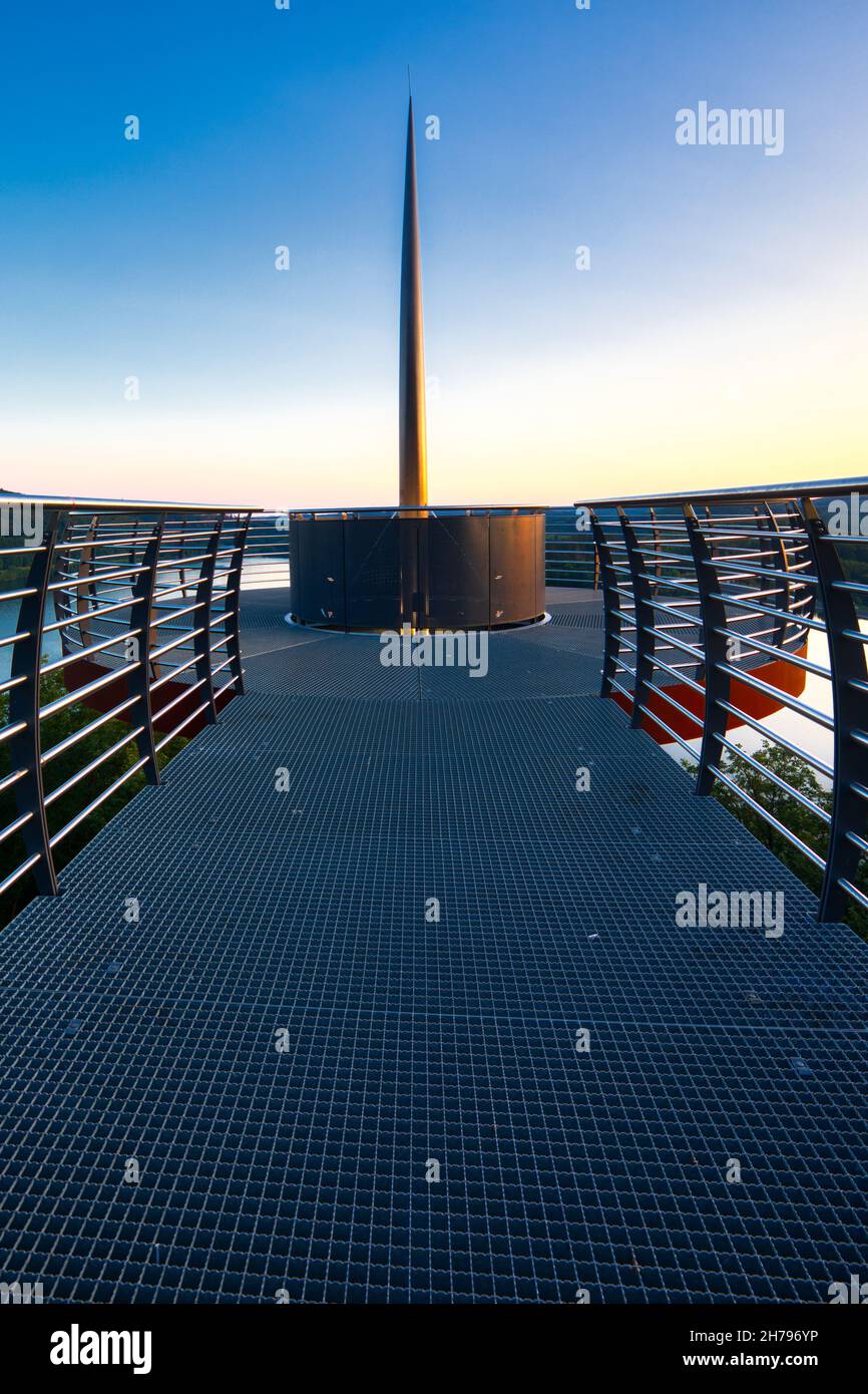 Biggeblick. Sieht aus wie ein UFO. Aber es ist eine Aussichtsplattform über dem Biggesee. Am Abend wird es in verschiedenen Farben beleuchtet. Stockfoto