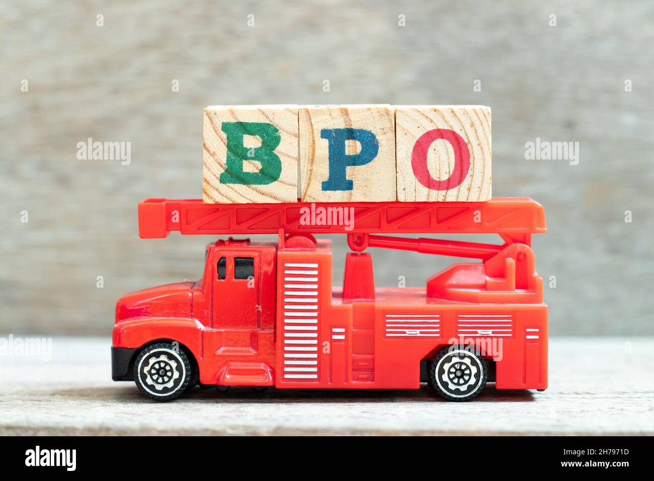 Feuerleiter LKW halten Buchstabenblock in Wort BPO (Abkürzung von Business Process Outsourcing) auf Holz Hintergrund Stockfoto