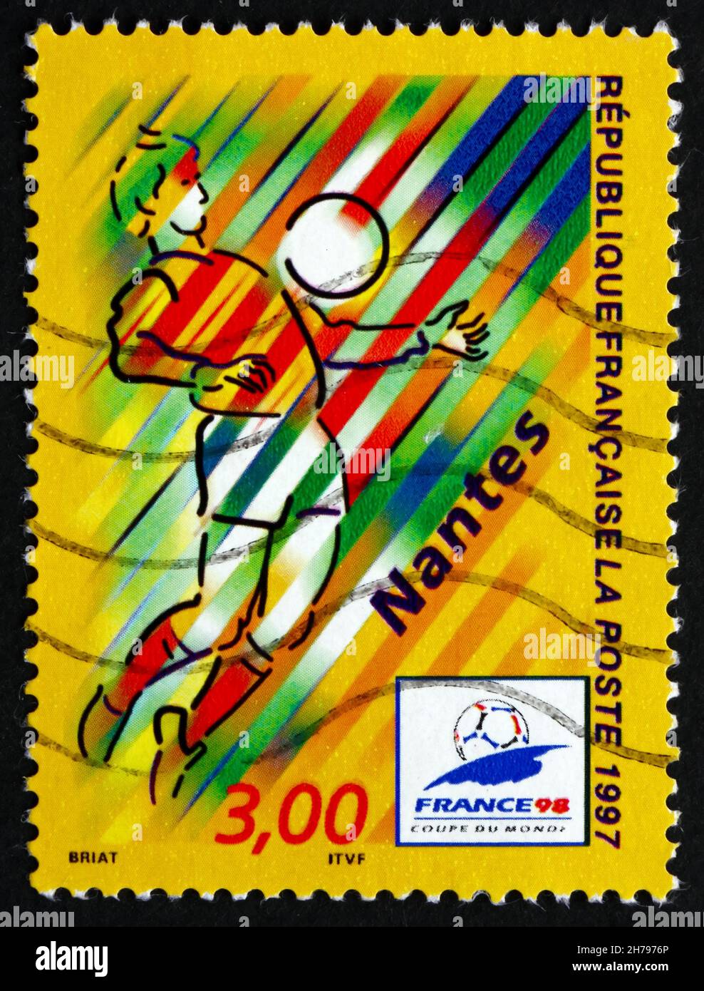 FRANKREICH - UM 1997: Eine in Frankreich gedruckte Marke zeigt Nantes, Austragungsort der Fußball-WM 1998, stilisierte Action-Szene, um 1997 Stockfoto