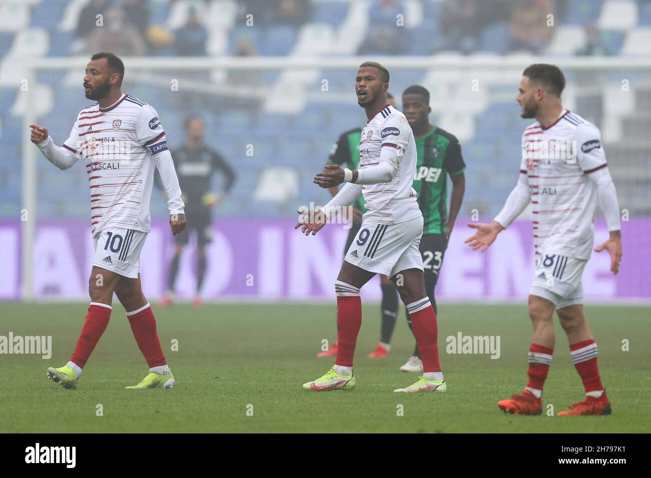 Keita Balde feiert, nachdem er den Ausgleich während des US-Spiels Sassuolo gegen Cagliari Calcio in der italienischen Fußballserie A in Reggio Emilia, Italien, im November 21 2021 erzielt hat Stockfoto