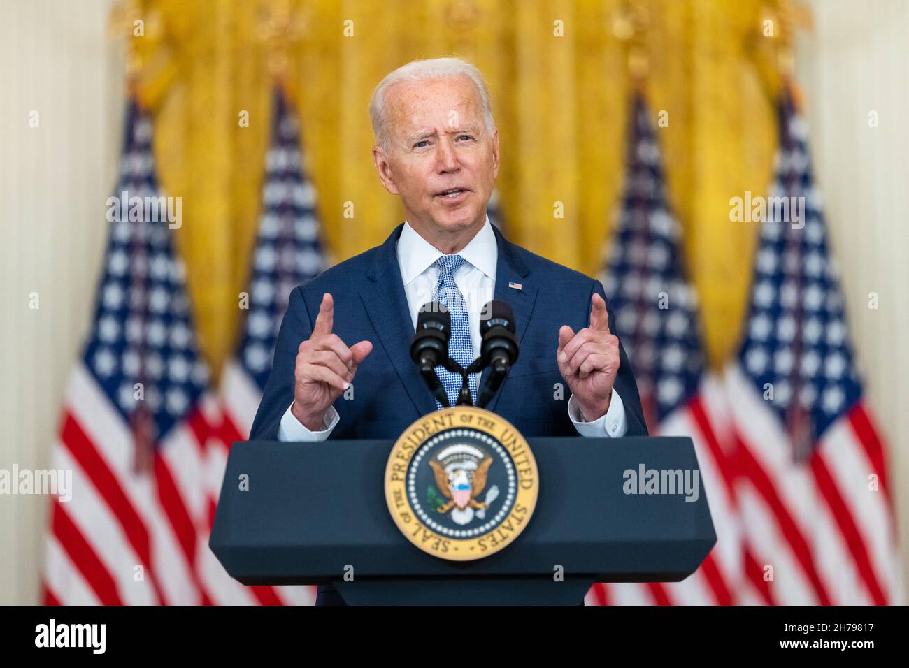 WASHINGTON DC, USA - 12. August 2021 - Präsident Joe Biden hält am Donnerstag, den 12. August 2021, im East Room von eine Stellungnahme zu den Kosten für verschreibungspflichtige Medikamente ab Stockfoto