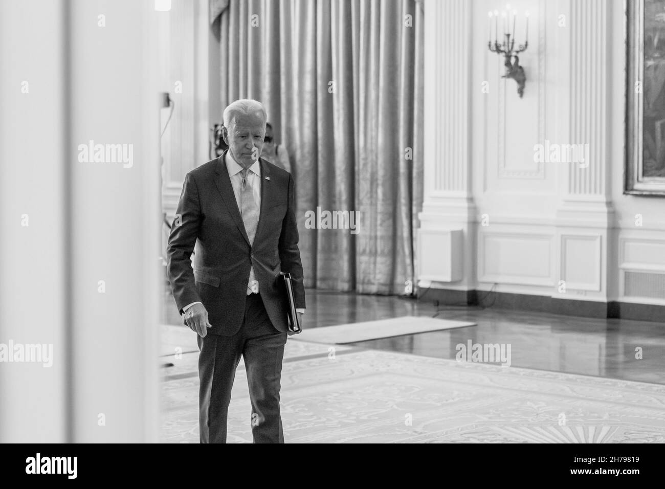 WASHINGTON DC, USA - 12. August 2021 - US-Präsident Joe Biden verlässt den East Room, nachdem er am Donnerstag, Augu, Bemerkungen zu den Kosten für verschreibungspflichtige Medikamente abgegeben hat Stockfoto