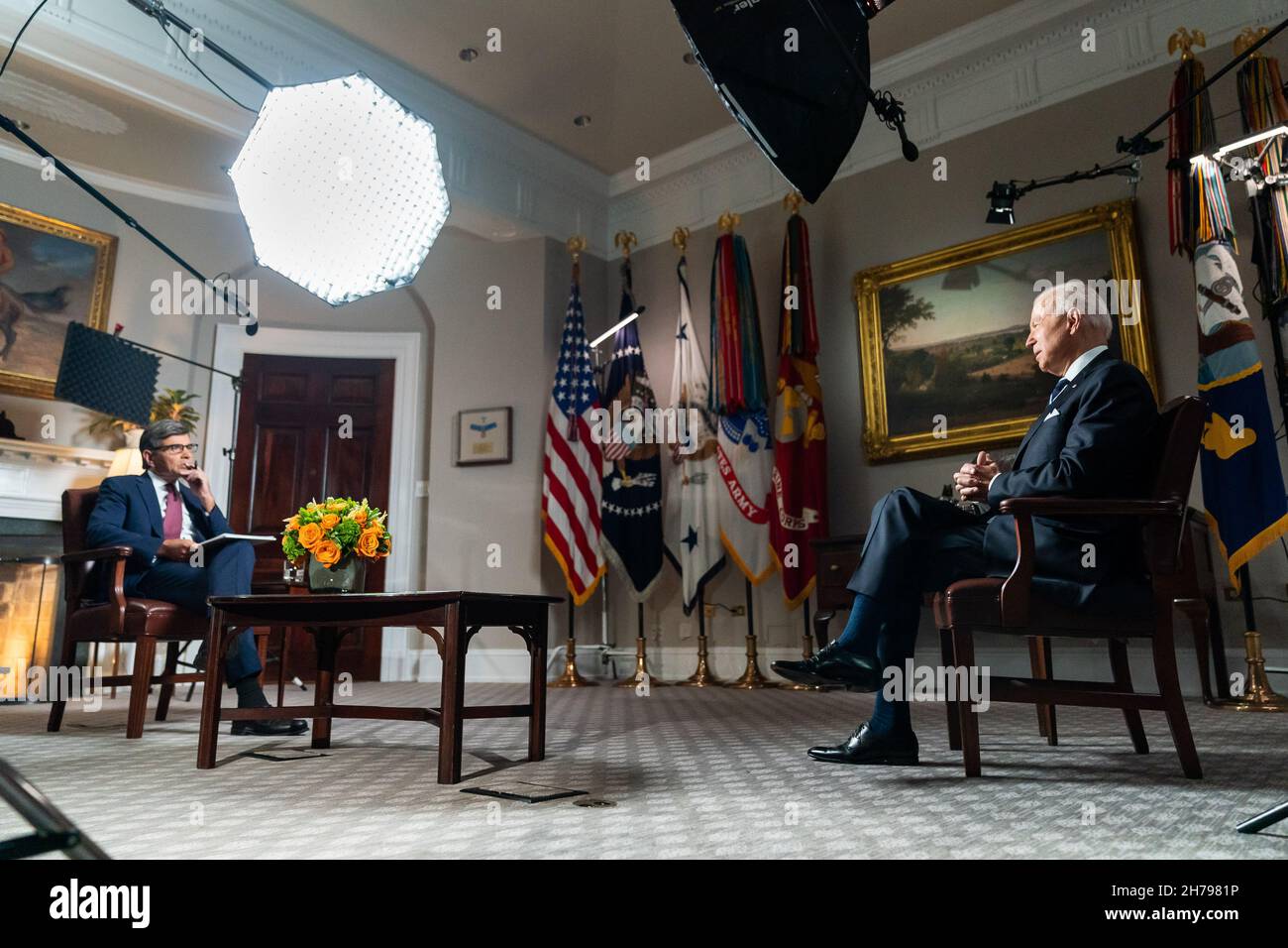 WASHINGTON DC, USA - 18. August 2021 - US-Präsident Joe Biden nimmt ein TV-Interview mit dem Journalisten von ABC News George Stephanopoulos auf, Mittwoch, 18. August Stockfoto