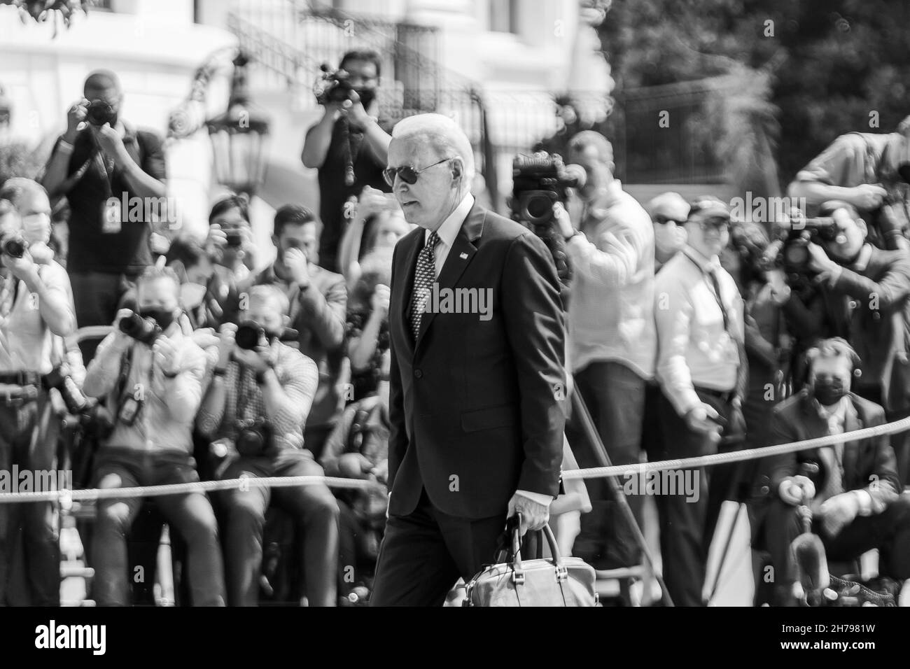 WASHINGTON DC, USA - 10. August 2021 - US-Präsident Joe Biden landet auf dem South Lawn des Weißen Hauses am Dienstag, den 10. August 2021, fol Stockfoto