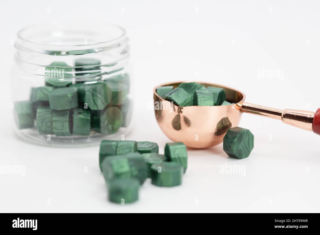 Versiegelung von Wachspellets auf weißem Hintergrund. Stockfoto