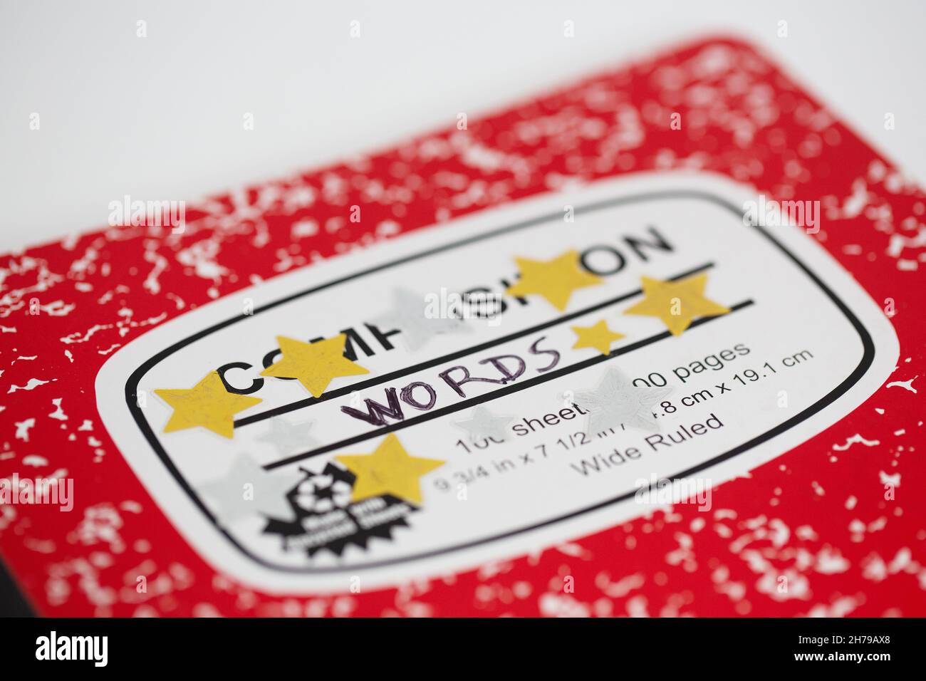 Ein Notizbuch mit Sternaufklebern und dem Wort „Wörter“ auf der Vorderseite. Stockfoto