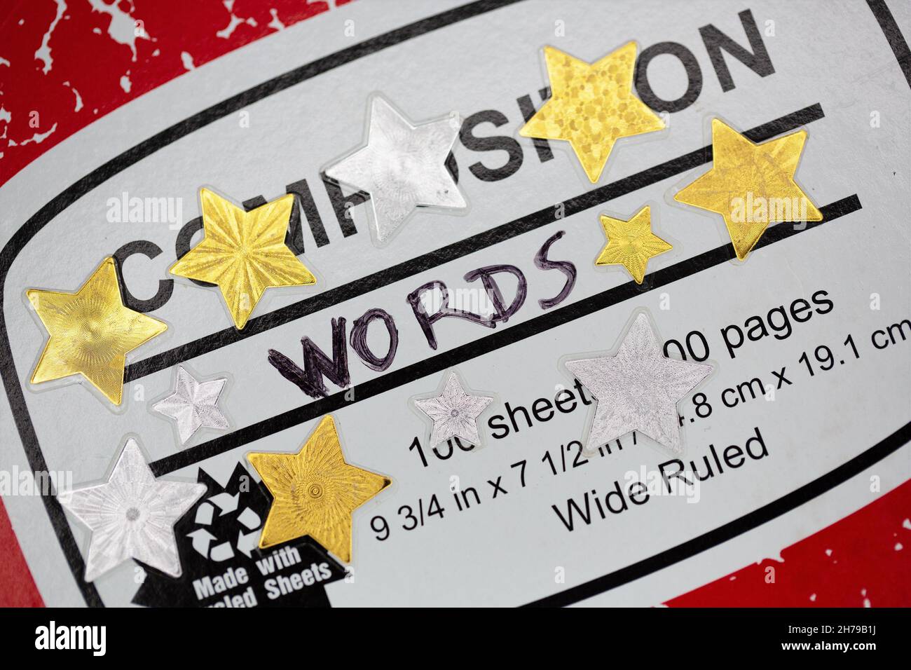 Ein Notizbuch mit Sternaufklebern und dem Wort „Wörter“ auf der Vorderseite. Stockfoto