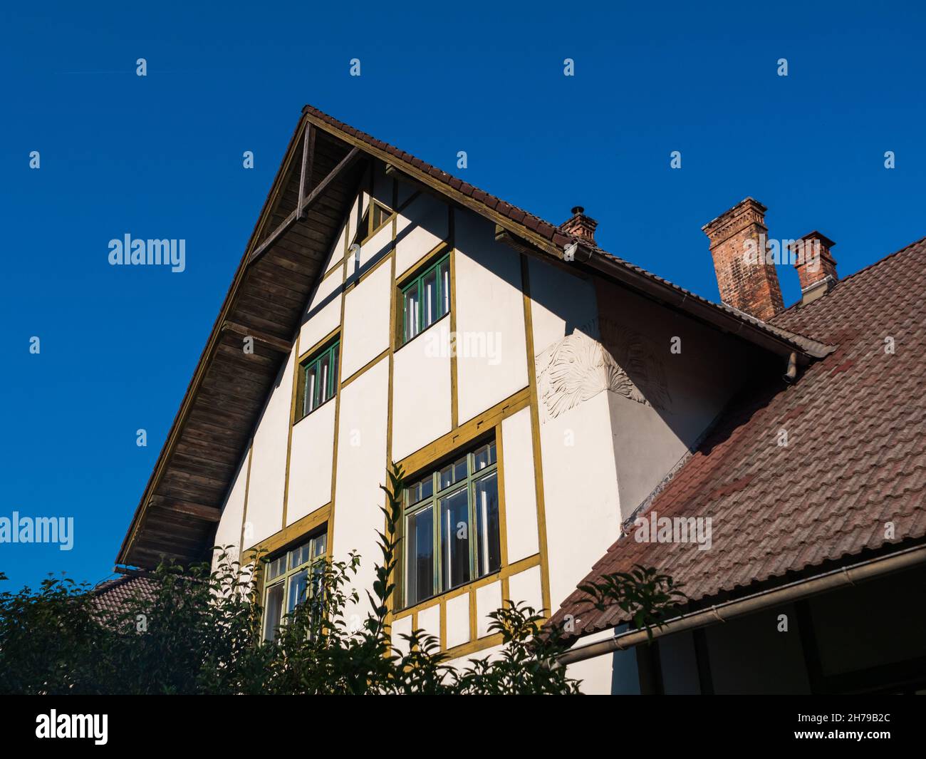 Hohenberg, Österreich - September 26 2021: Wohnhaus für die Waldwirtschaft Wittgenstein oder Personal-Wohnhaus der Wittgensteinschen Forstverwa Stockfoto