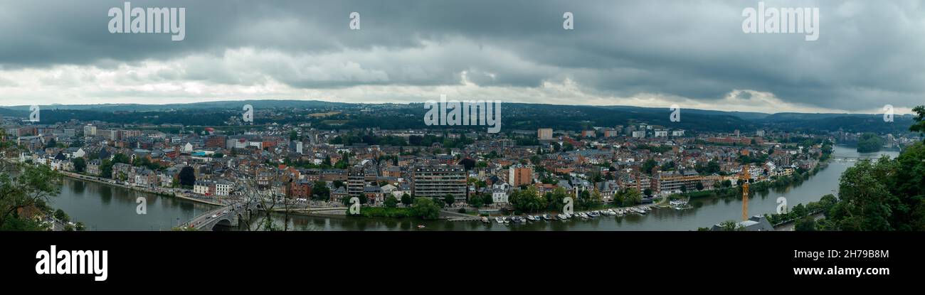 Namur, Belgien - 11. Juli 2021: Panoramablick auf die Stadt Namur, Wallonien, Belgien im Sommer Stockfoto