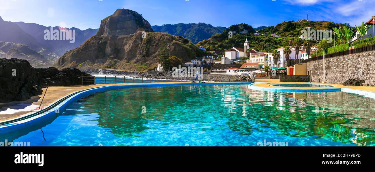 Malerische Insel Madeira, natürliche Swimmingpools im charmanten Dorf Porto da Cruz. Beliebter Ferienort in Portugal Stockfoto