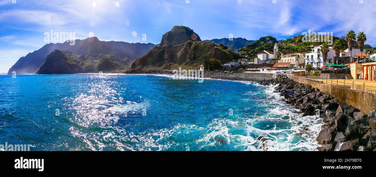 Naturlandschaft der Insel Madeira, Blick auf das charmante Dorf Porto da Cruz. Beliebter Ferienort in Portugal Stockfoto