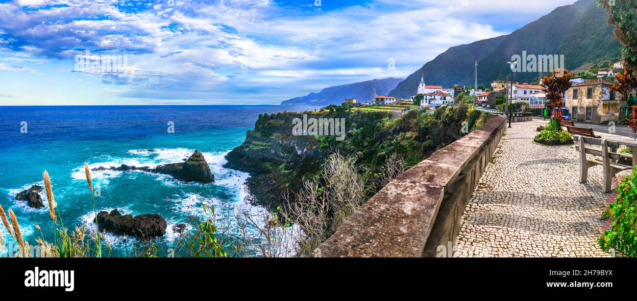 Portugal Reisen. Madeira Insel Naturlandschaft. Schönes Küstendorf Seixal im nördlichen Teil. Stockfoto