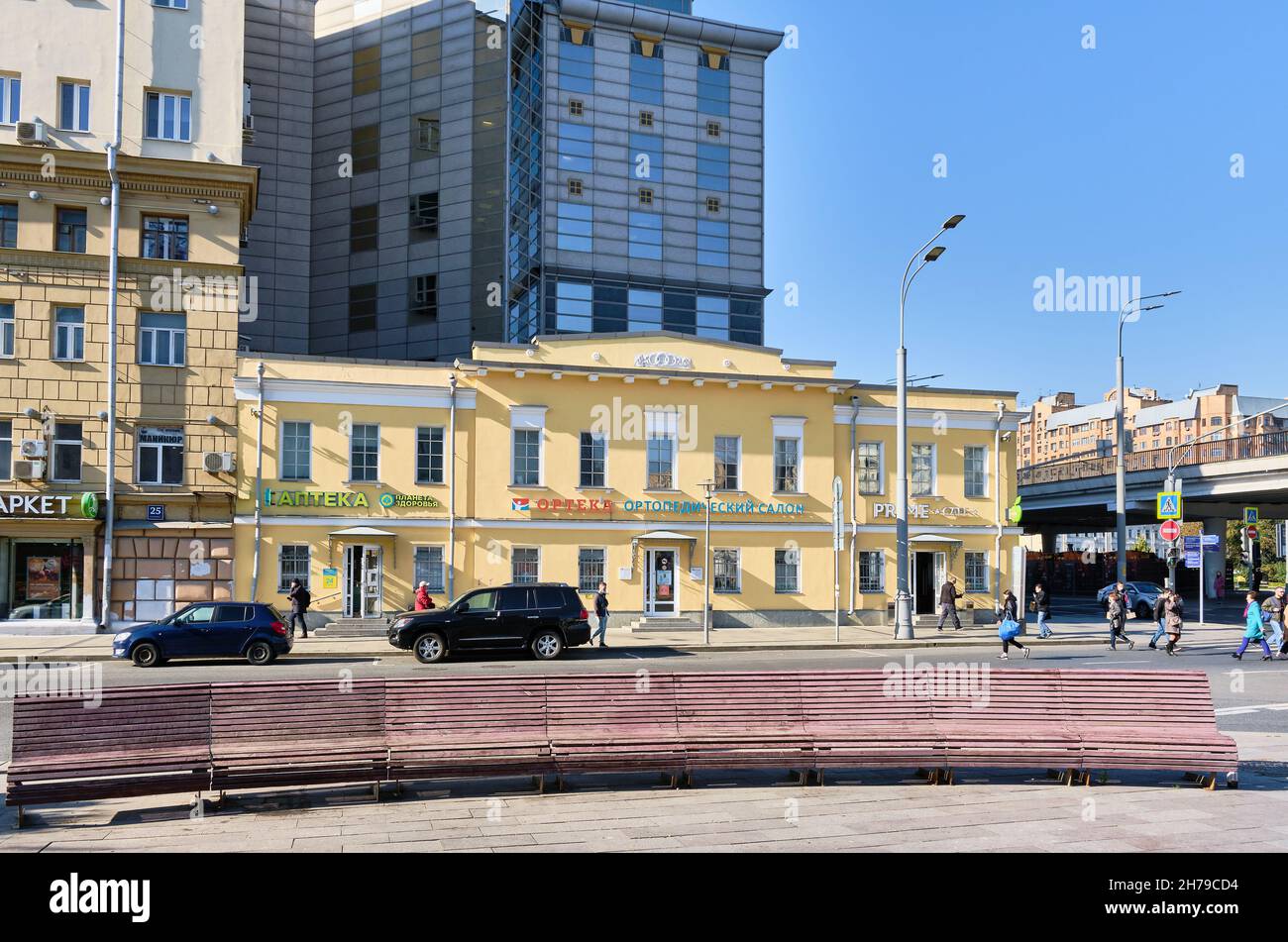 Blick auf das alte Haus, wo in der 50s gab es ein kleines Kino Express, Attraktion: Moskau, Russland - 06. Oktober 2021 Stockfoto