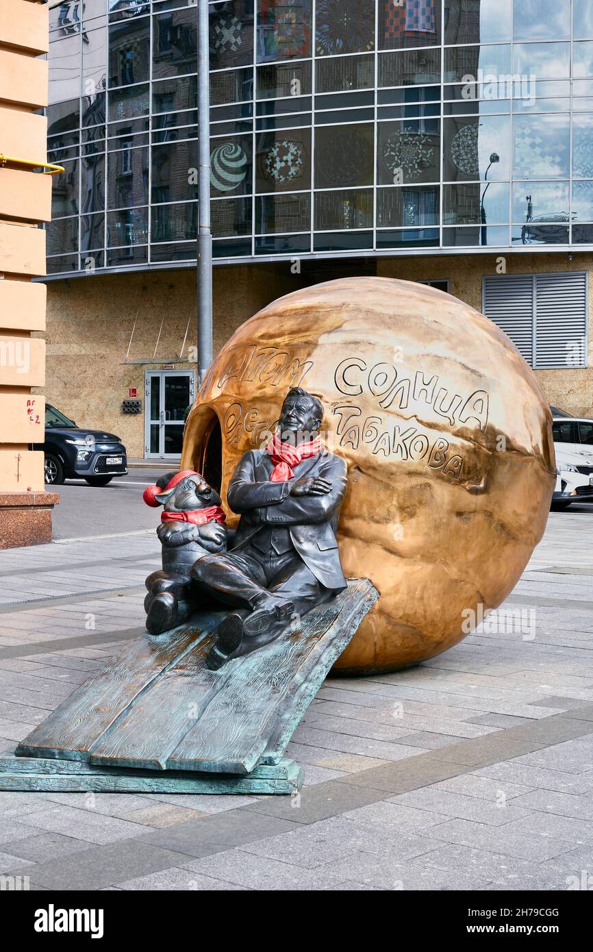 Blick auf die Skulptur Atom of the Sun Oleg Tabakovs in der Nähe des O.P. Tabakov Theatergebäude, Wahrzeichen: Moskau, Russland - 13. September 2021 Stockfoto