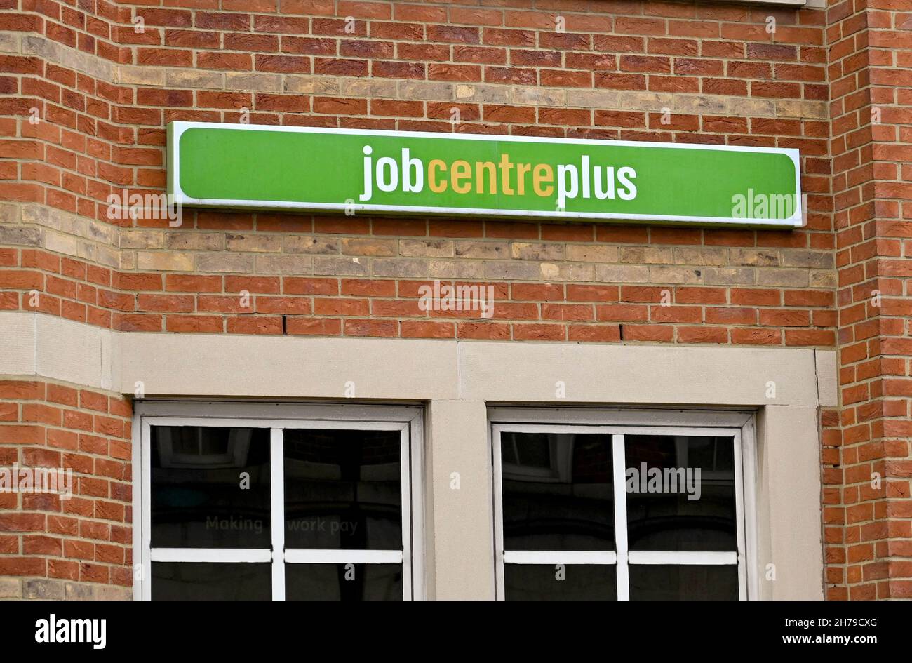 Oxford, England - 2021. Juni: Melden Sie sich an der Außenseite eines Jobcenter Plus-Büros an. Es handelt sich um einen öffentlichen Dienst für Beschäftigung und Sozialleistungen. Stockfoto