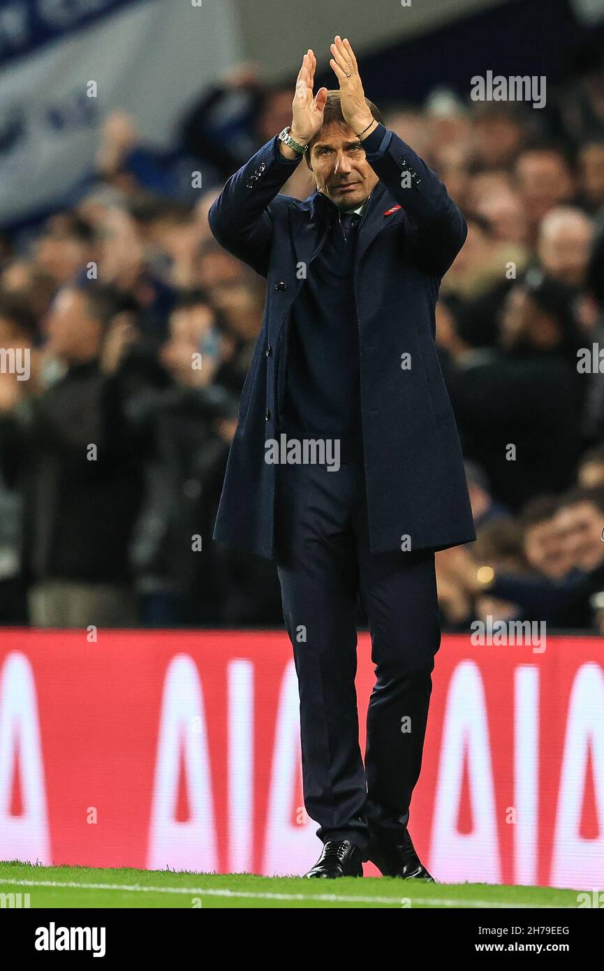 Antonio Conte, Manager von Tottenham Hotspur, bekommt bei seinem ersten Heimspiel, das die Leitung hatte, Standing Ovations Stockfoto