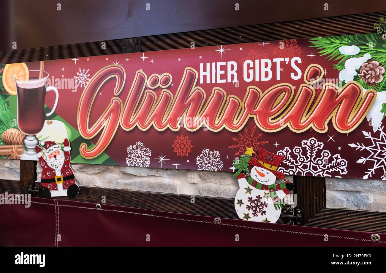 21. November 2021, Baden-Württemberg, Konstanz: An einem Stand am Weihnachtsmarkt am See hängt ein Schild mit der Aufschrift „Hier ist Glühwein“. Foto: Silas Stein/dpa Stockfoto