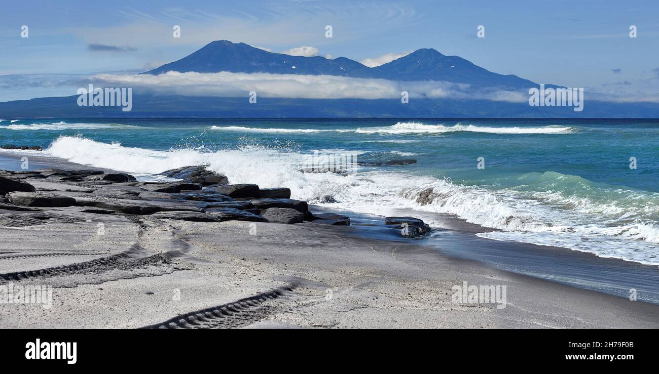Die Straßen enden hier. Iturup Insel Kuril Kette. Majestätische Vulkane Bogdan Khmelnitsky und zwitschern im Hintergrund Stockfoto