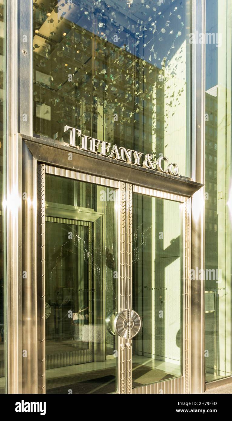 Der Vordereingang des berühmten Schmuckgeschäfts der Marke Tiffany & Co. In der 150 Bloor Street West in der Innenstadt von Toronto, Ontario, Kanada Stockfoto