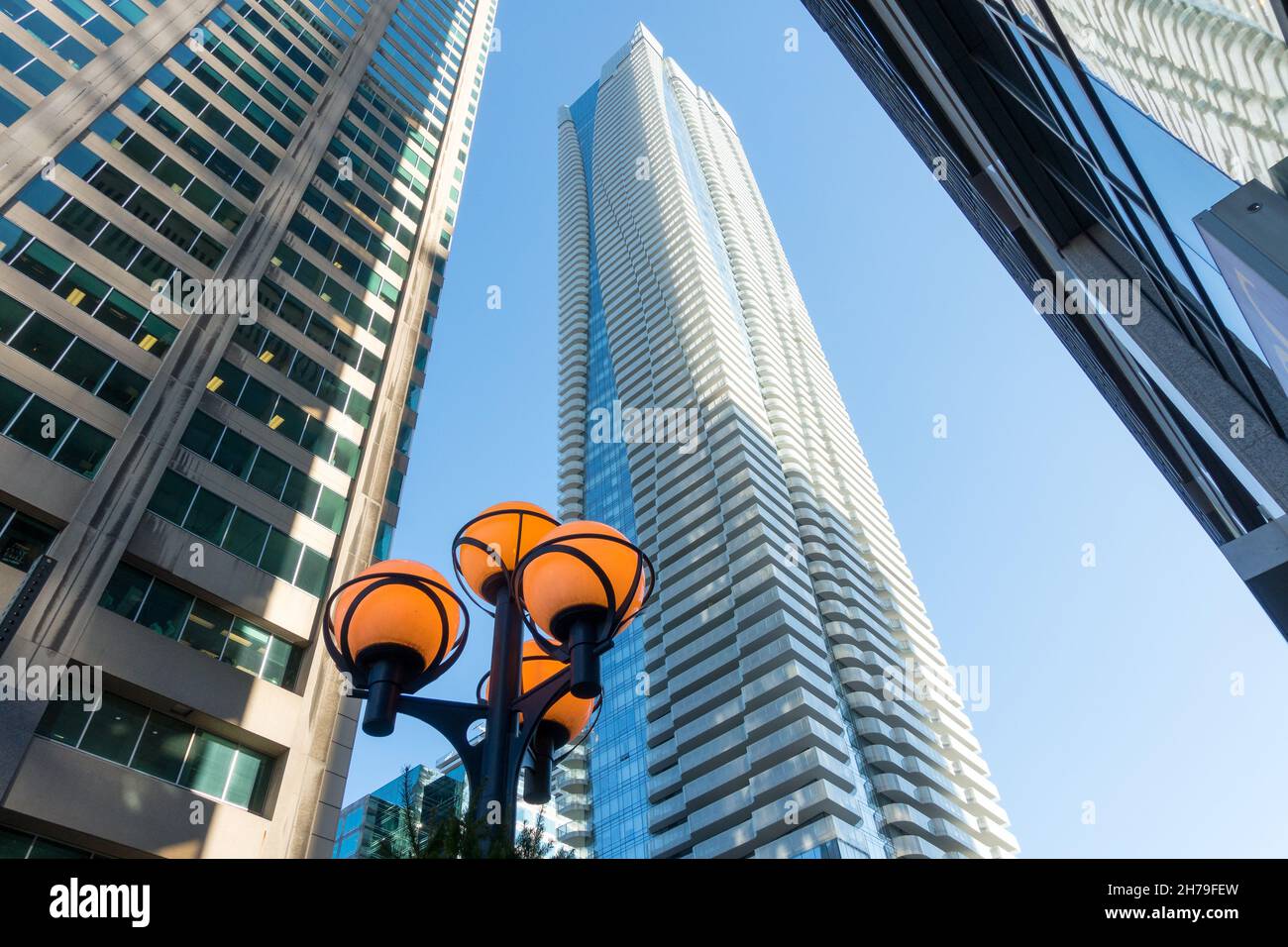 Das One Bloor East Gebäude ein Luxus-Wohn-Eigentumswohnung und Einzelhandelsgebäude an der südlichen Ecke der Bloor und Bay Street in Toronto, Kanada Stockfoto