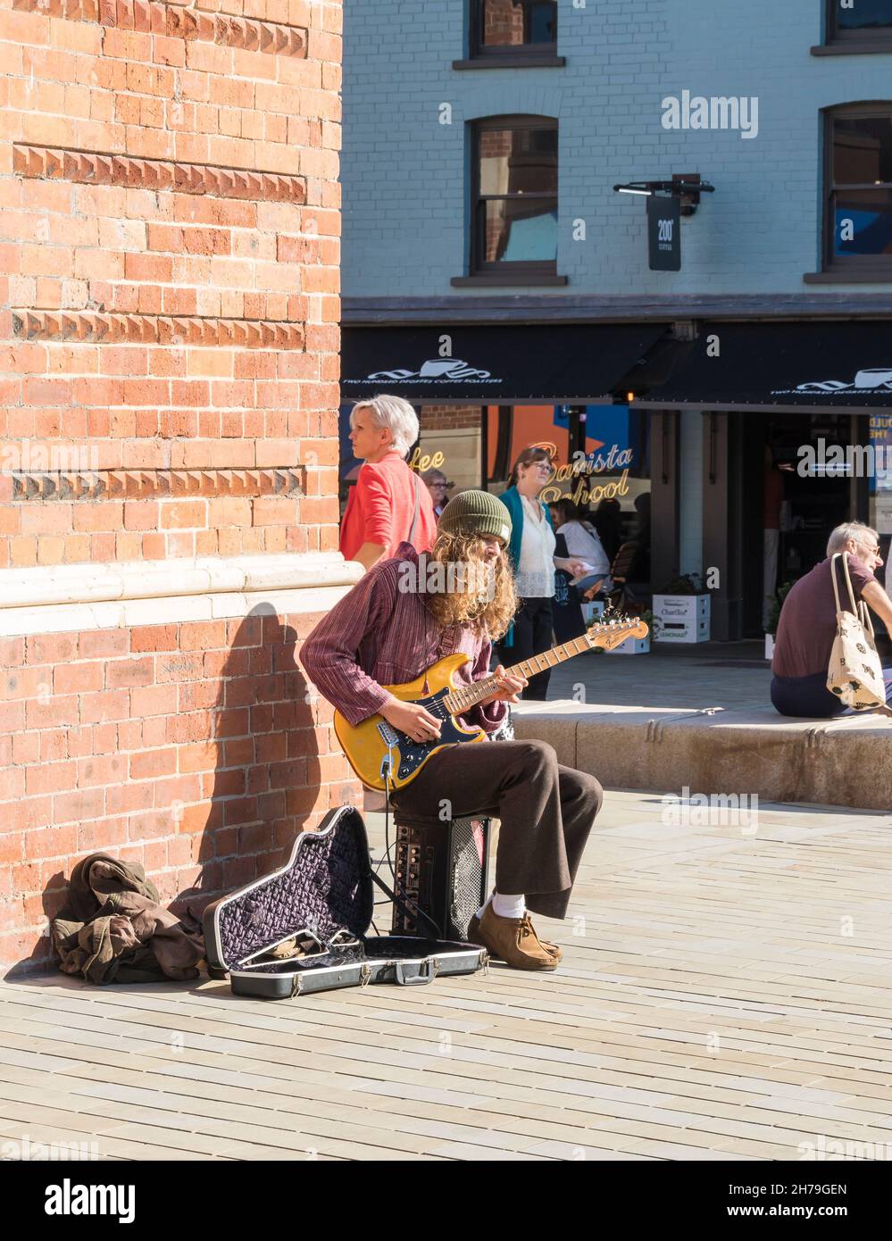 BUSKER spielt Fender Stratocaster Gitarre Cornhill Lincoln 2021 Stockfoto