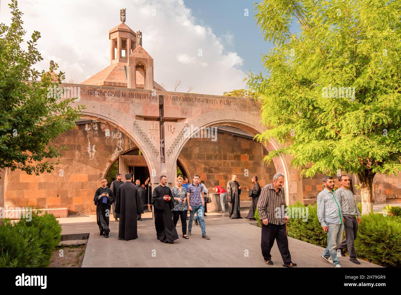 17. Mai 2021, Vagharshapat, Armenien: Viele Geistliche und Gemeindemitglieder kommen aus dem Baptistery Saint Asdvatsazin im Etchmiadzin-Komplex Stockfoto