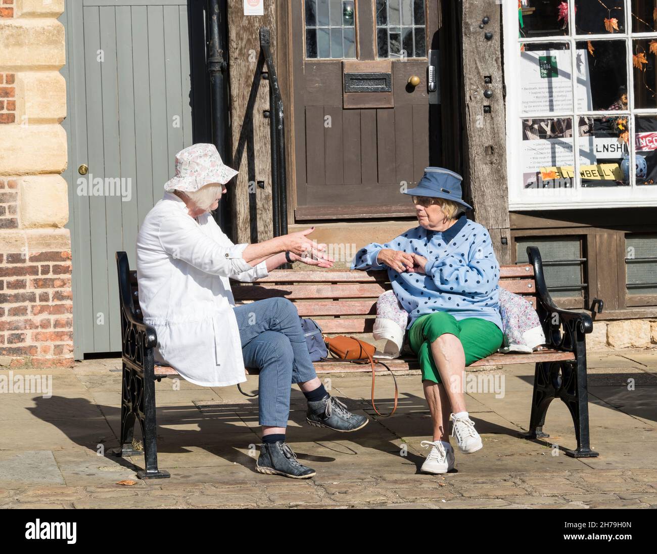 Zwei ältere Damen unterhalten sich auf der Bank Castle Hill Lincoln City 2021 Stockfoto