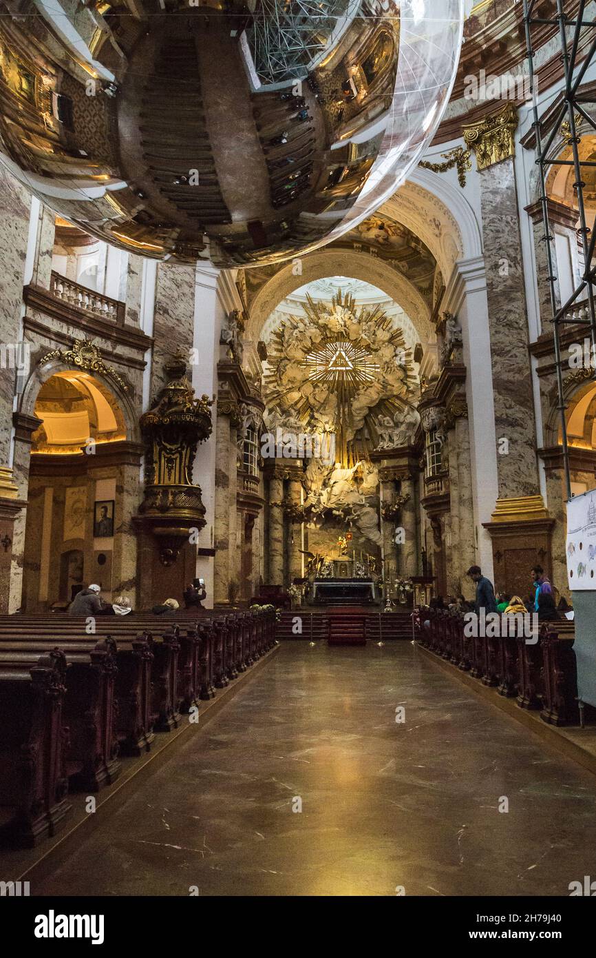WIEN, ÖSTERREICH - 16. MAI 2019: Das ist die Prämisse der Karlskirche mit einer Kunstinstallation mit Kugeln. Stockfoto