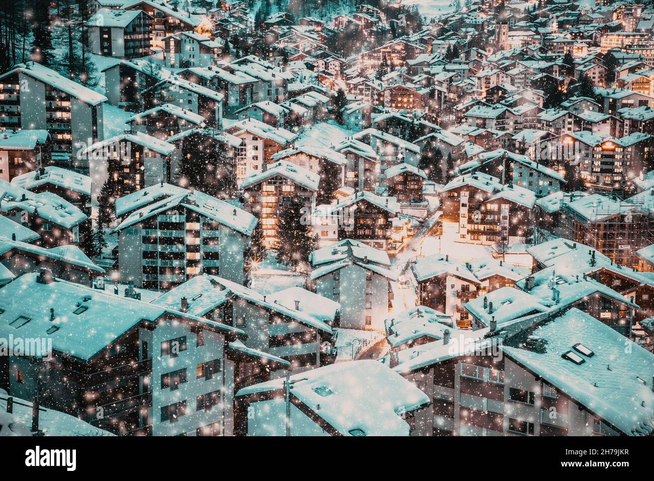 Schnee im Zermatter traditionellen Schweizer Skigebiet unter dem Matterhorn Stockfoto