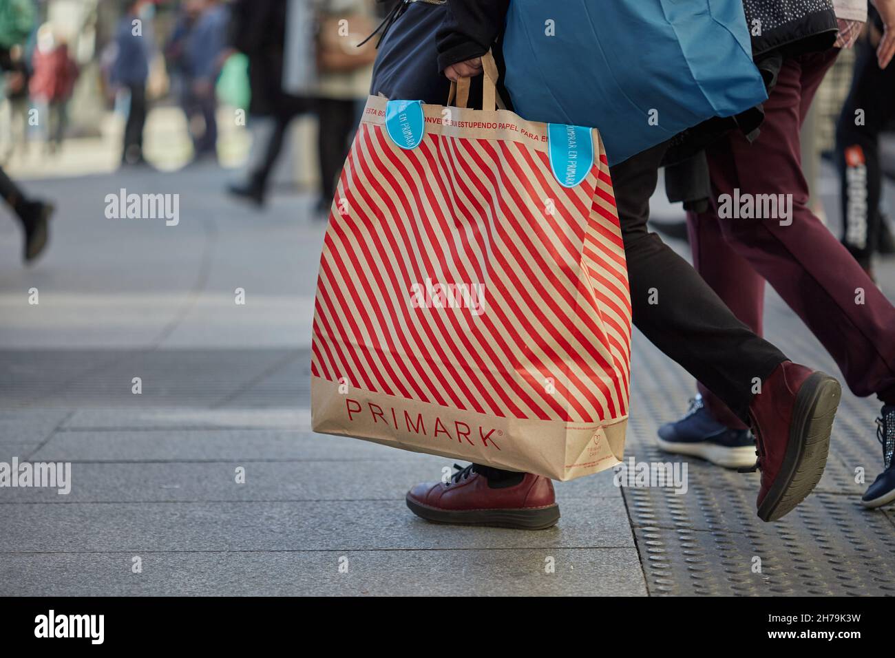 Nahaufnahme der Primark Einkaufstaschen in Madrid (Spanien). Stockfoto