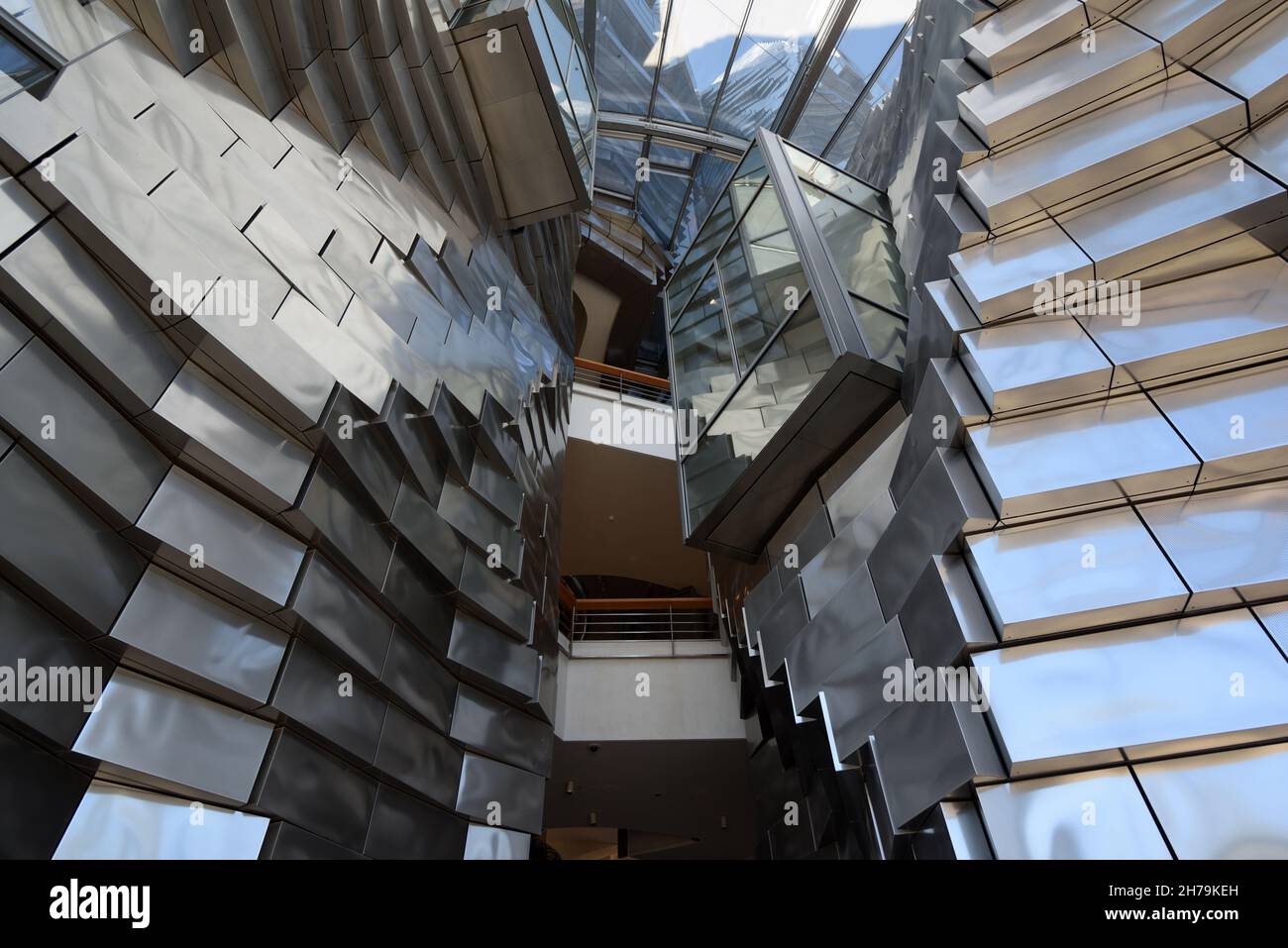 Edelstahl- oder Metallplatten oder Fassadenverkleidung des LUMA Arles Tower, entworfen von Frank Gehry Tower Stockfoto