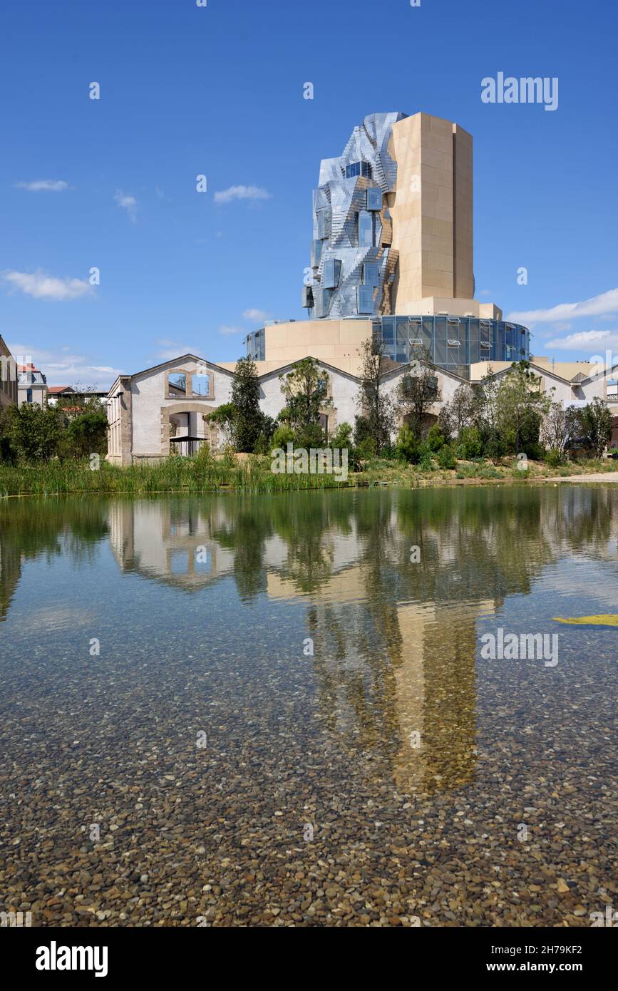 Der von Frank Gehry entworfene Luma Tower spiegelt sich in den Landschaftsgärten des Kunstzentrums der Lume Foundation Arles Provence France wider Stockfoto