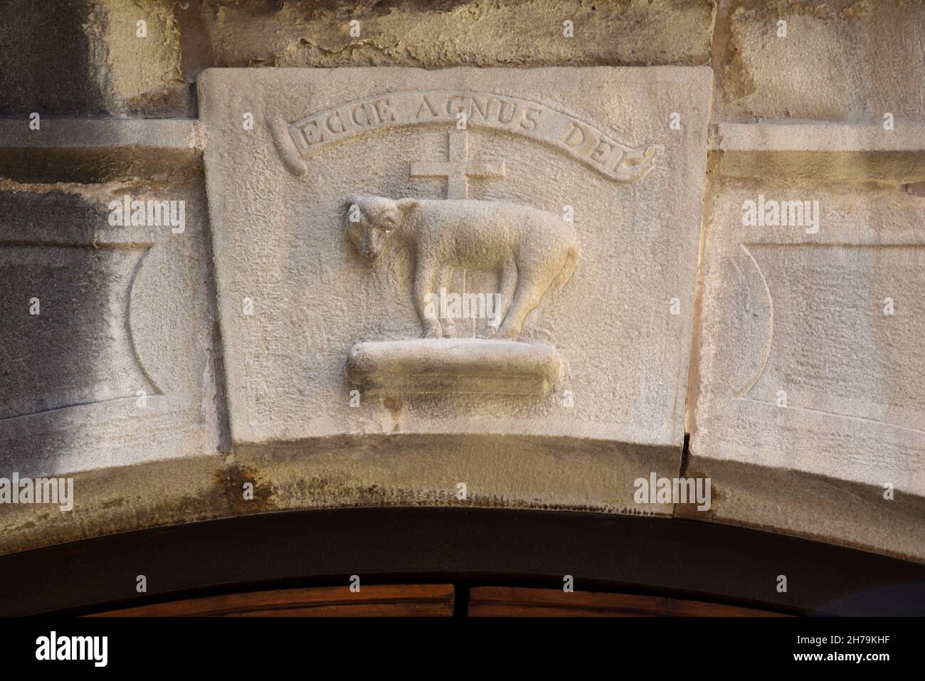 Geschnitztes Opferlamm Bas-Relief, Ecce Angus Dei, das Lamm Gottes, auf dem Türsturz der Kirche St. Johannes der Täufer Annot Alpes-de-Haute-Provence aus dem Jahr c12th Stockfoto