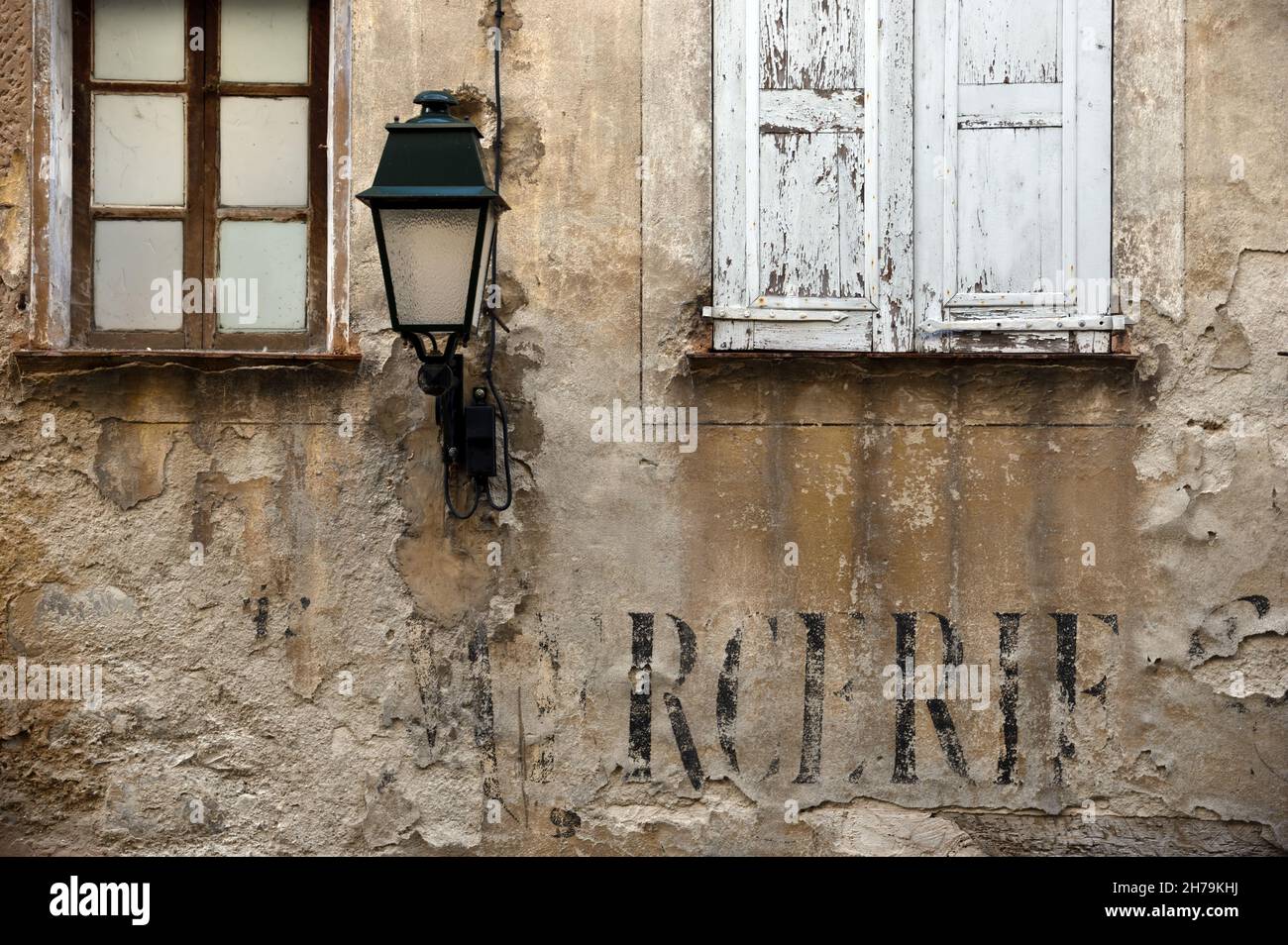 Heruntergekommene, vernachlässigte, verfallene oder verlassene Fassade des Dorfhauses in der Altstadt von Annot Alpes-de-Haute-Provence Provence Frankreich Stockfoto