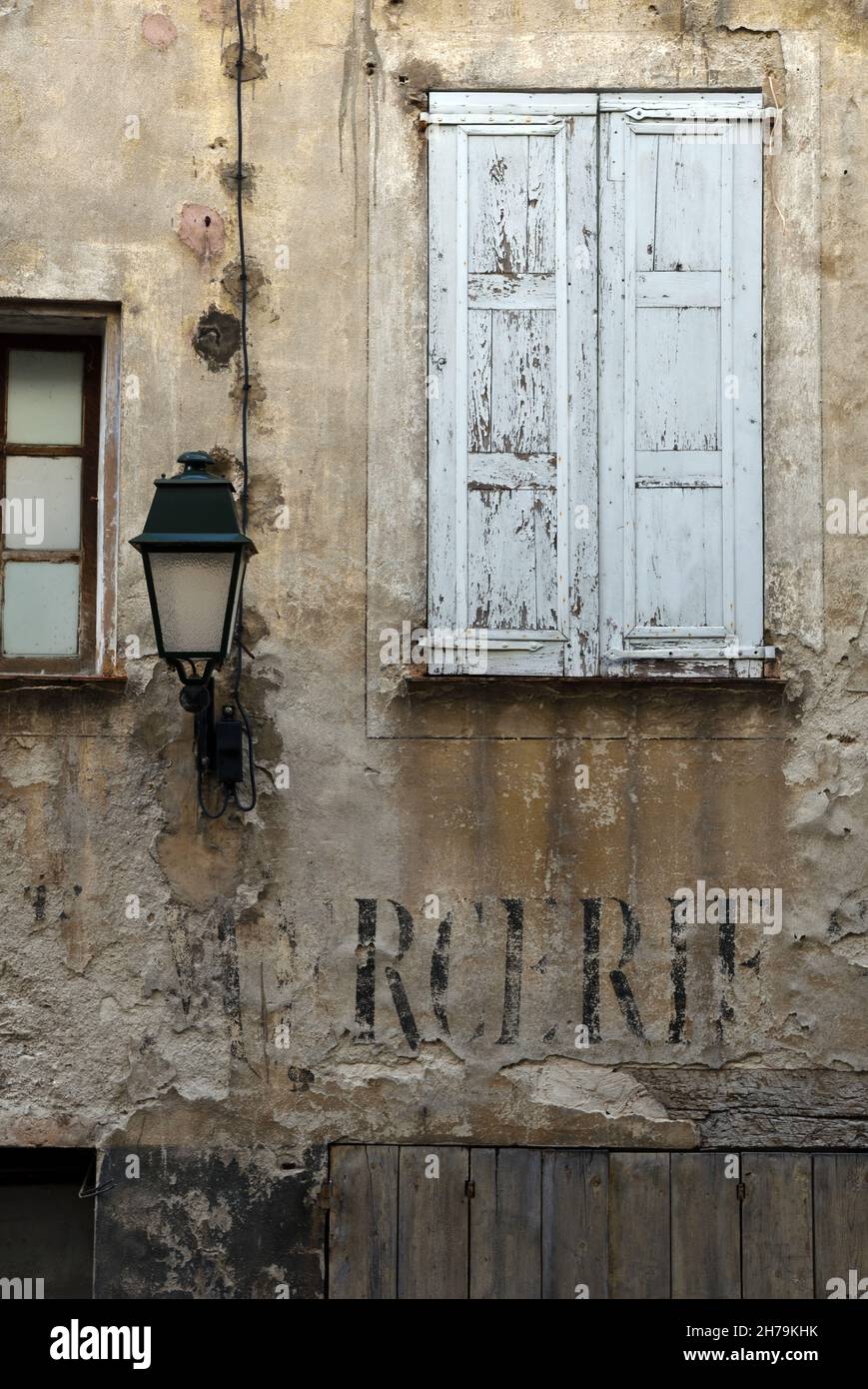 Heruntergekommene, vernachlässigte, verfallene oder verlassene Fassade des Dorfhauses in der Altstadt von Annot Alpes-de-Haute-Provence Provence Frankreich Stockfoto