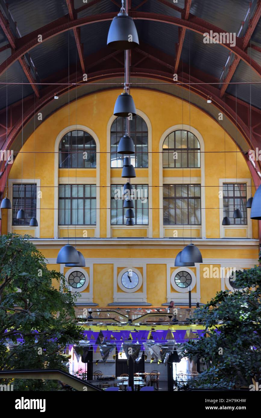 Restauriertes Interieur des Eisenbahnschuppens von Gustave Eiffel, umgewandelt in Food Court & Shopping Centre im Bahnhof Gare du Sud, built1892, Nizza, Frankreich Stockfoto