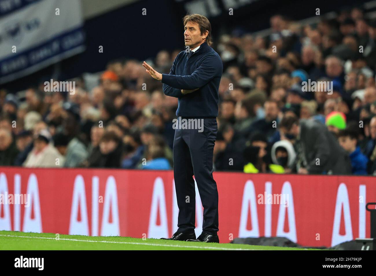 Antonio Conte, Manager von Tottenham Hotspur, bittet seine Spieler, sich niederzulassen Stockfoto