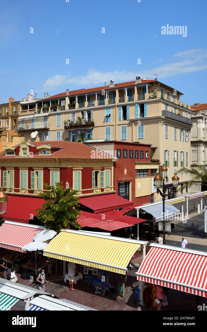 Blick über bunte Marktstände auf dem Outdoor Market, Street Market oder Markey Day auf Cours Saleya Nice Alpes-Maritimes France Stockfoto