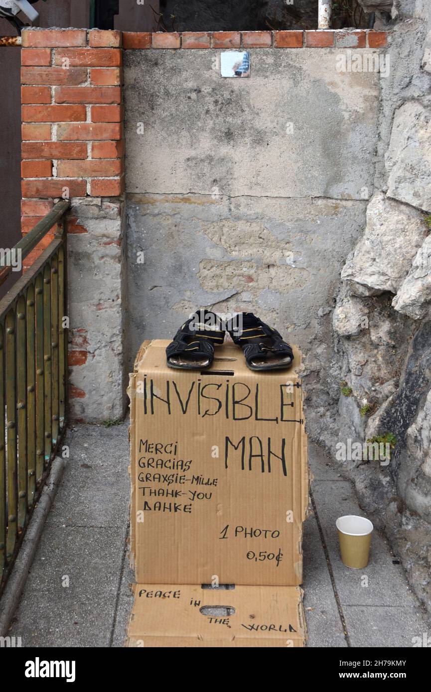 Invisible man Witty Street Theatre, das von Panhandler oder Bettler in Nice Alpes-Maritimes Frankreich installiert wurde Stockfoto