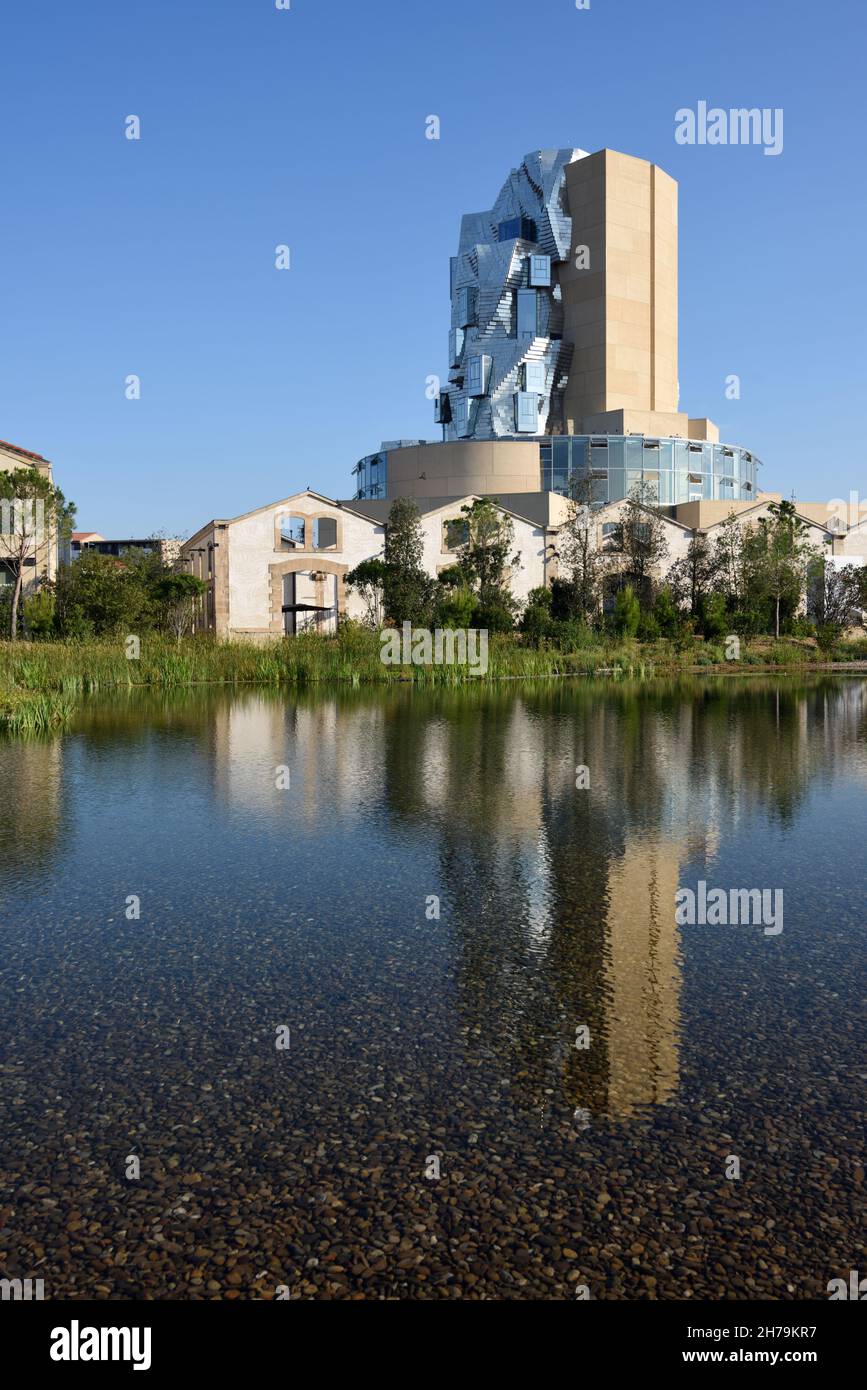 Der von Frank Gehry entworfene Luma Tower spiegelt sich in den Landschaftsgärten des Kunstzentrums der Lume Foundation Arles Provence France wider Stockfoto