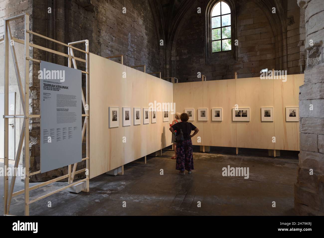 Besucher beim Betrachten einer Fotoausstellung oder einer Fotoausstellung beim jährlichen Rencontres d'Arles Photo Festival Arles Provence Frankreich Stockfoto