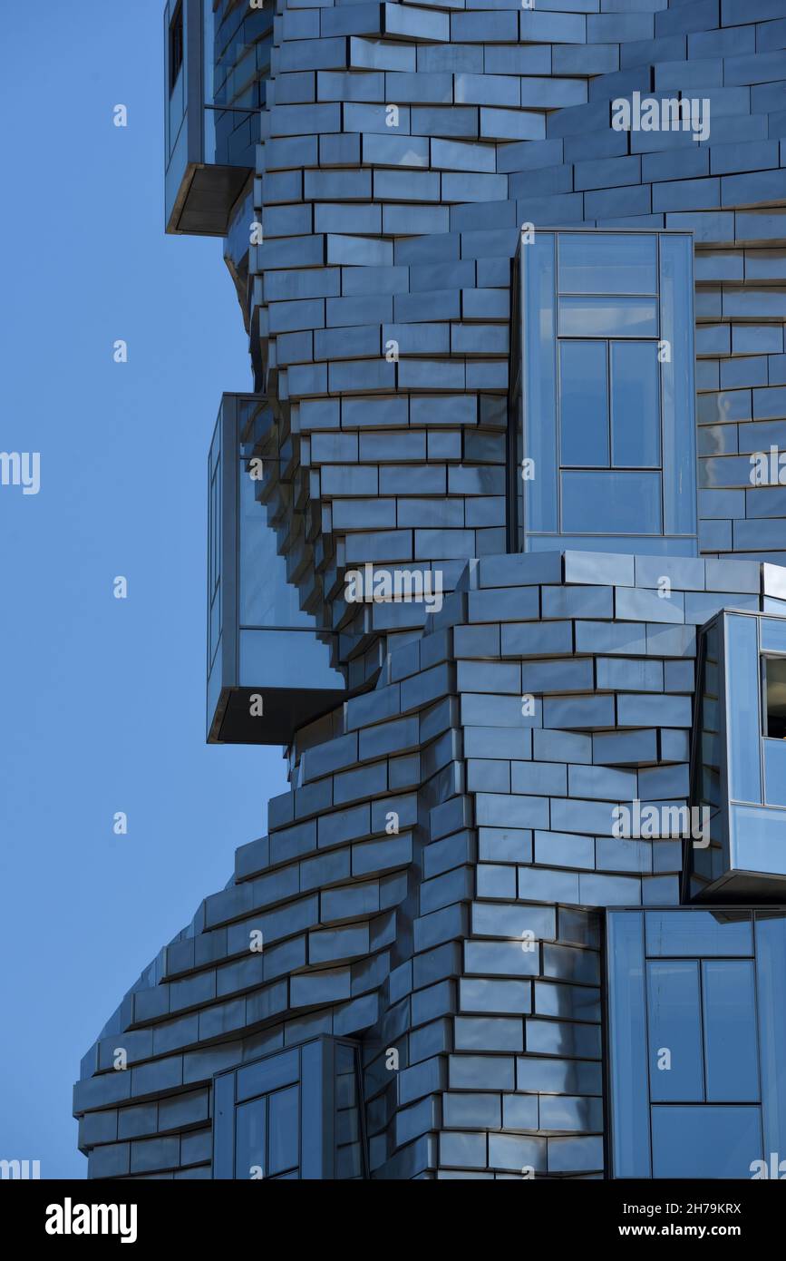 Metall- oder Stahlverkleidung oder -Verkleidungen, Fenstermuster und Fassade des Turm der Luma-Stiftung oder der Galerie, die von Frank Gehry Arles Provence Frankreich entworfen wurde Stockfoto