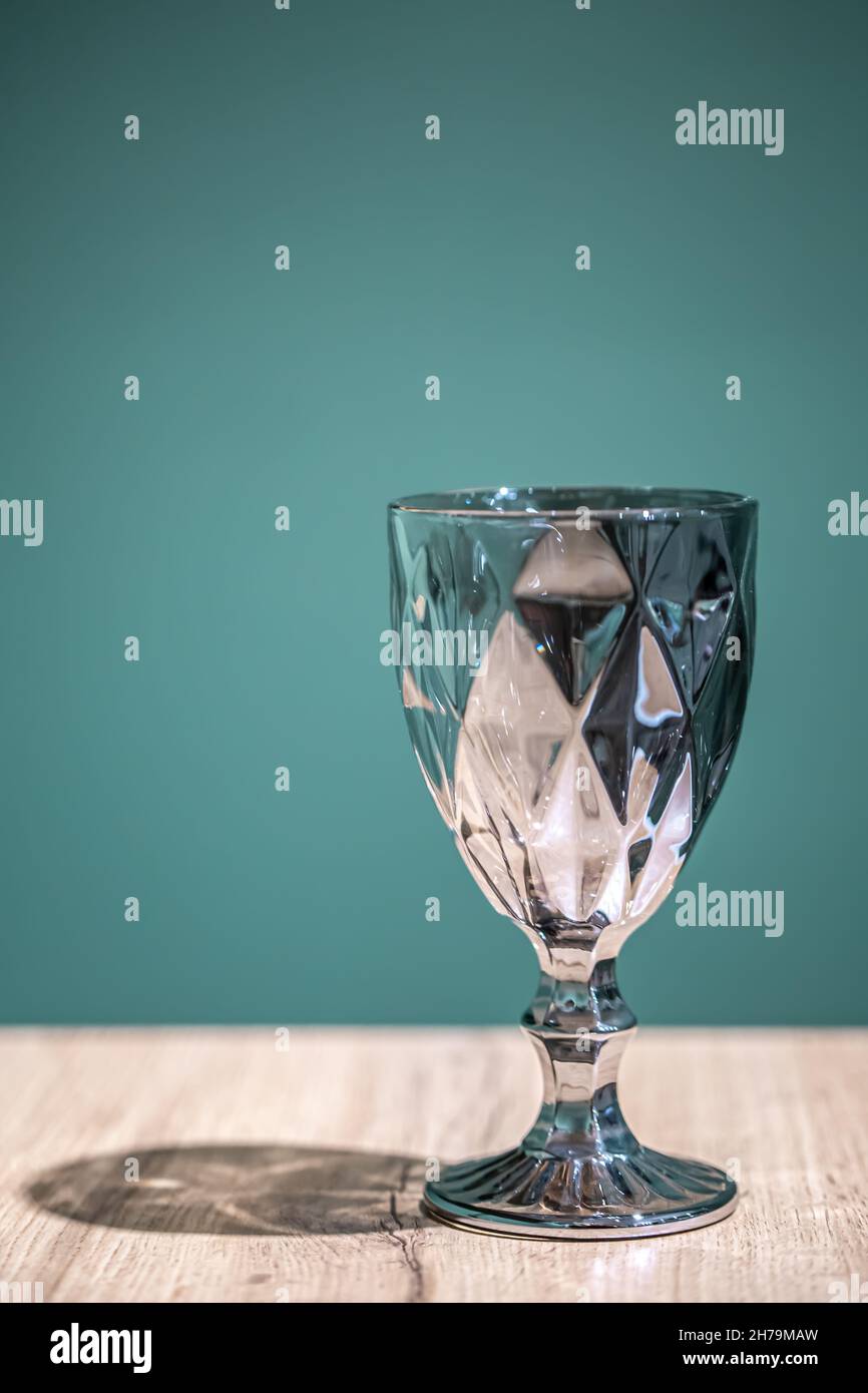 Glänzendes strukturiertes Glas auf hellblauem Hintergrund. Stockfoto