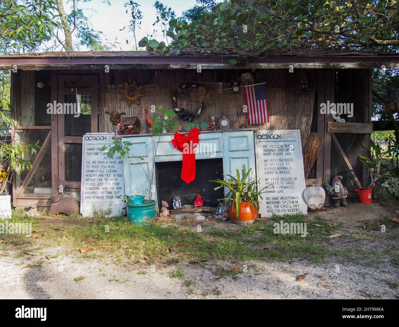 Schilder und Dekorationen im Eingangsbereich des Octagon Wildlife Sanctuary in Punta Gorda, Florida, USA, 2020 © Katharine Andriotis Stockfoto