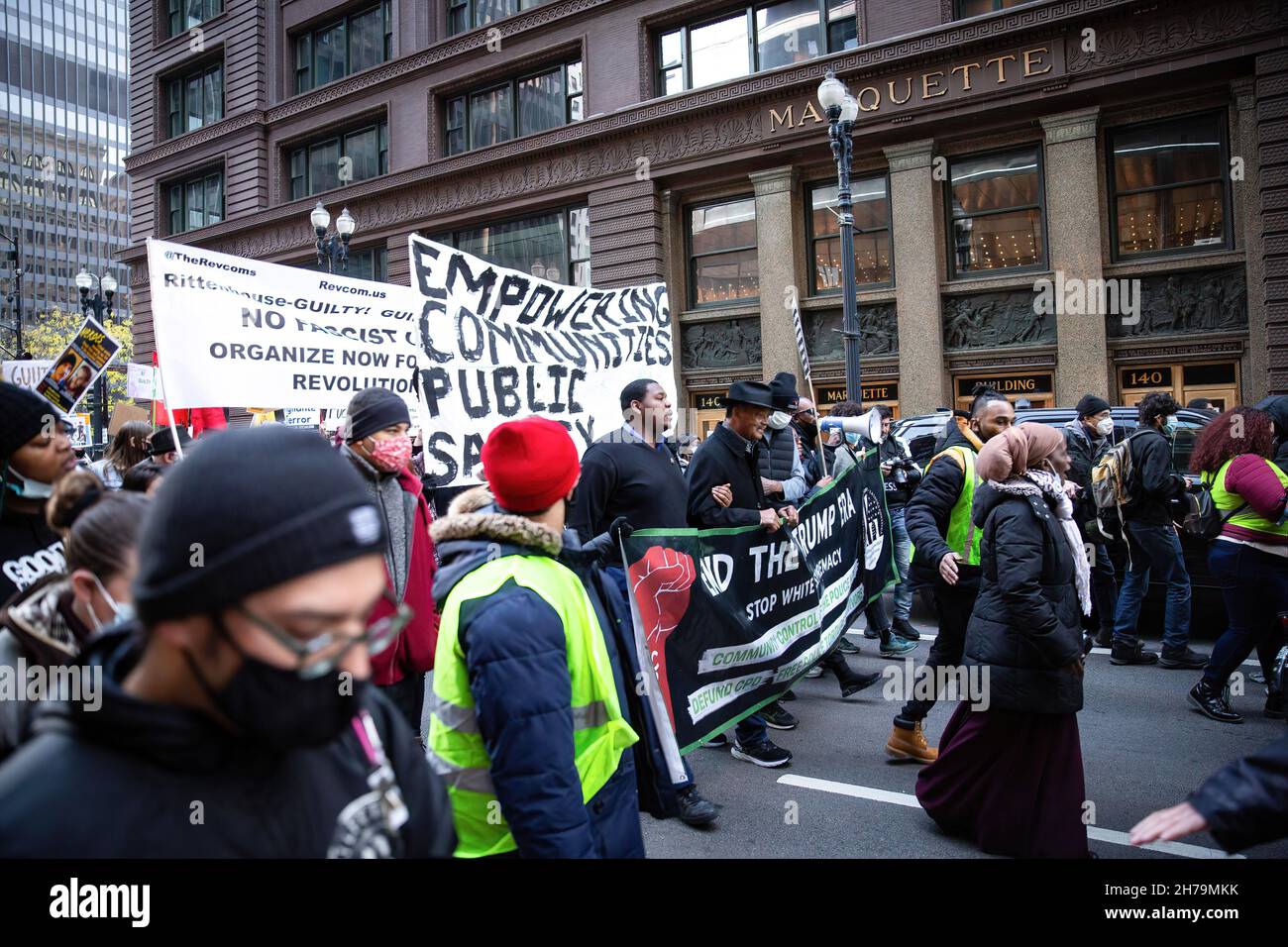 Chicago, Usa. 20th. November 2021. Jesse Jackson sah während der Demonstration hinter einem Banner marschieren. Über tausend Demonstranten versammelten sich auf dem Federal Plaza in Chicago, um gegen den Freispruch von Kyle Rittenhouse zu protestieren. Die Demonstranten marschierten weiter durch die Straßen von Chicago, zusammen mit Reverend Jesse Jackson SR und Frank Chapman. Kredit: SOPA Images Limited/Alamy Live Nachrichten Stockfoto