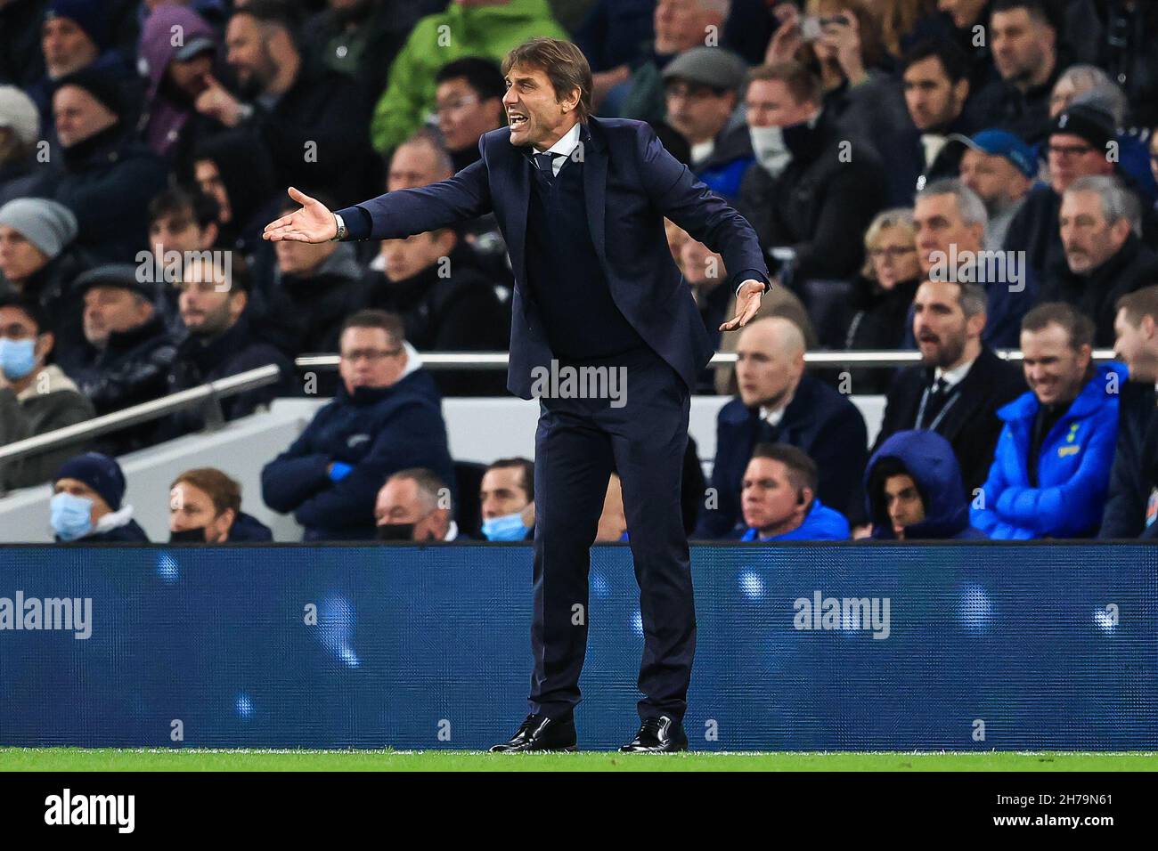 Antonio Conte, Manager von Tottenham Hotspur, reagiert auf eine Entscheidung vor Ort Stockfoto