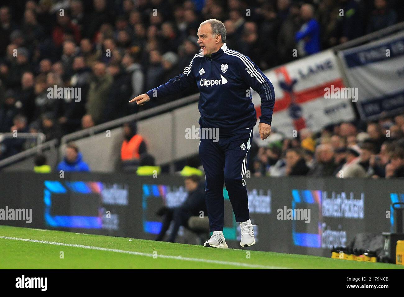 London, Großbritannien. 21st. November 2021. Leeds United Head Coach Marcelo Bielsa in Aktion während des Spiels. Premier League Spiel, Tottenham Hotspur gegen Leeds Utd im Tottenham Hotspur Stadium in London am Sonntag, 21st. November 2021. Dieses Bild darf nur für redaktionelle Zwecke verwendet werden. Nur zur redaktionellen Verwendung, Lizenz für kommerzielle Nutzung erforderlich. Keine Verwendung bei Wetten, Spielen oder Veröffentlichungen in einem Club/einer Liga/einem Spieler. PIC von Steffan Bowen/Andrew Orchard Sports Photography/Alamy Live News Credit: Andrew Orchard Sports Photography/Alamy Live News Stockfoto