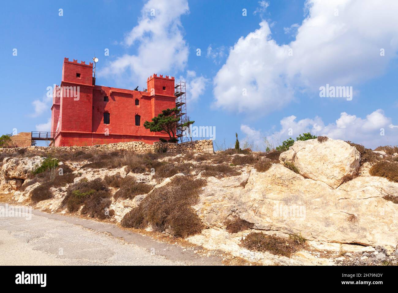 Saint Agathas Tower, auch bekannt als der Rote Turm oder Fort Saint Agatha. Es handelt sich um einen großen Wachturm mit Basierung in Mellieha, Malta. Es wurde zwischen 164 erbaut Stockfoto