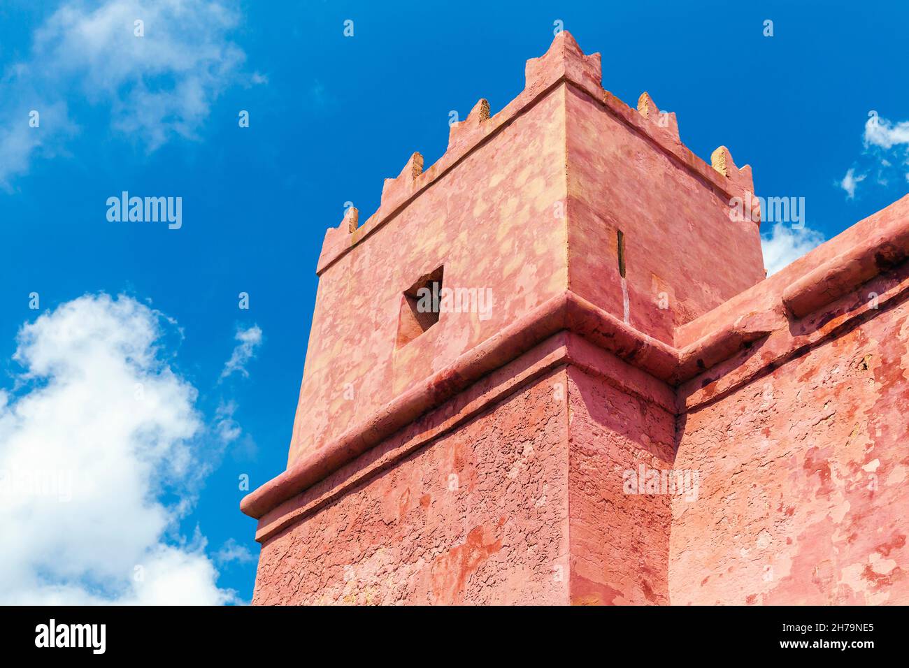 Saint Agathas Tower auch bekannt als Red Tower oder Fort Saint Agatha in Mellieha, Malta. Es handelt sich um einen großen Wachturm, der zwischen 1647 und 1649 erbaut wurde Stockfoto