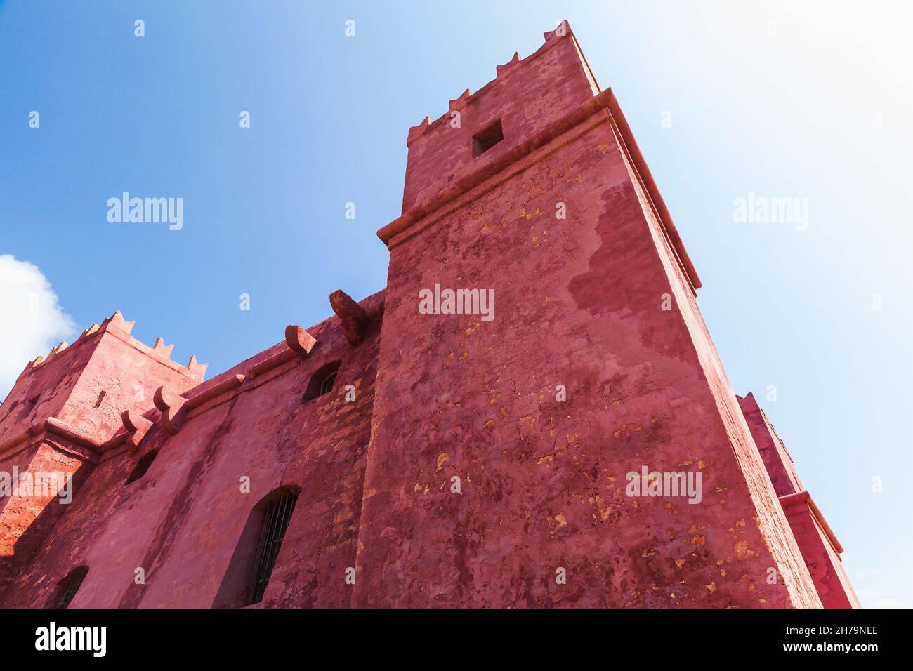 Außenansicht des Saint Agathas Tower. Red Tower oder Fort Saint Agatha. Es ist ein großer Wachturm in Mellieha, Malta. Es wurde zwischen 1647 und 1649 erbaut Stockfoto
